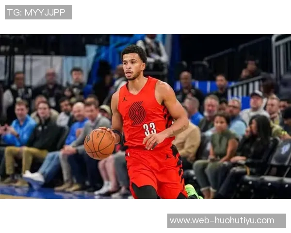 三球短暂出战15分钟高效表现三分球命中率50贡献11分2篮板3助攻