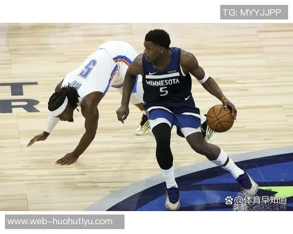 爱德华兹半场表现亮眼11投5中贡献14分1篮板1助攻1盖帽